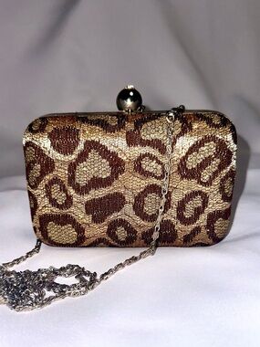 Vintage Hard Shell Clutch
Removable Chain Gold/Brown
Leopard Print